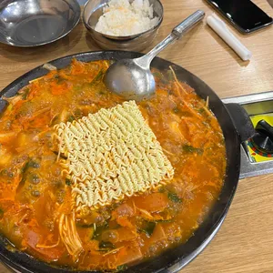 솥뚜껑의정부부대찌개 사진