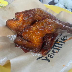 야들리애치킨 사진
