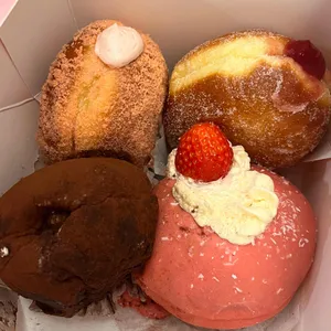 노티드 도넛 사진