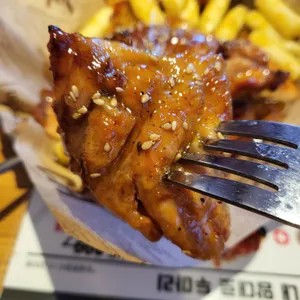 오븐숯불민족 두마리치킨 사진