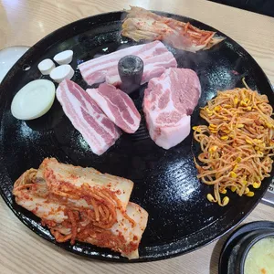 싹쓰리솥뚜껑김치삼겹살 사진