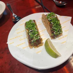 차알 브라운 사진