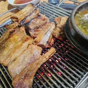 돈뼈락 연탄갈비 사진