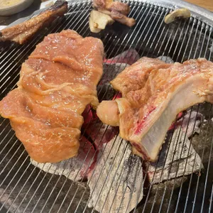 꺼멍집 사진