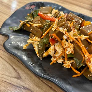 육칼밥 산아래 사진