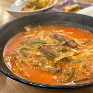 육칼밥 산아래 사진