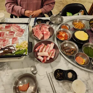 돼지친구네 사진