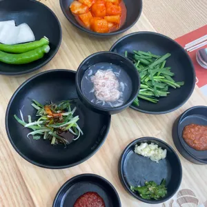 기울어진뚝배기 사진