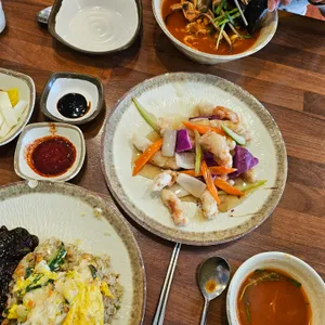짜우리아 대표 사진