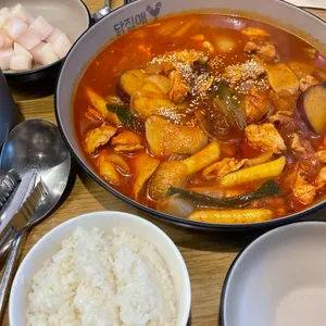 찜닭에 꽂힌 닭집애 사진