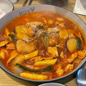 찜닭에 꽂힌 닭집애 사진