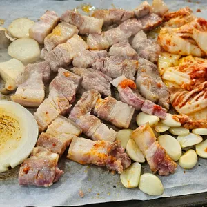 보물촌 꺼먹돼지 사진