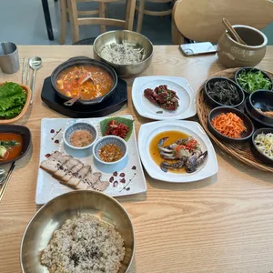 꽃게주는 보리밥 사진