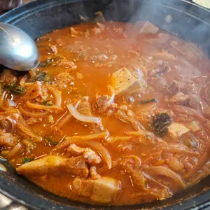 월수금 통돼지 김치찌개 사진