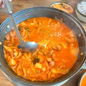 월수금 통돼지 김치찌개 사진