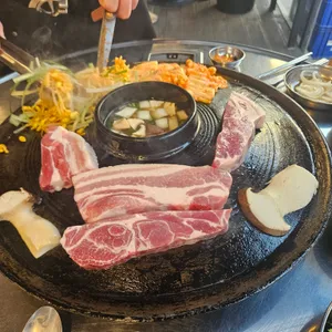 솥뚜껑 돼지야 사진