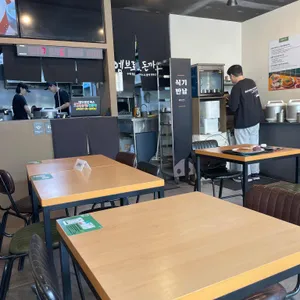 엠브로돈까스 리뷰 사진