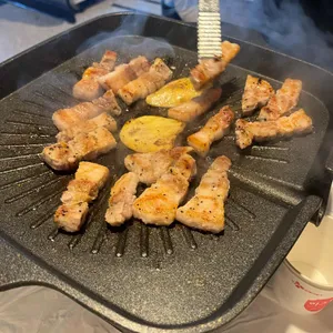 풀뜯는돼지 사진