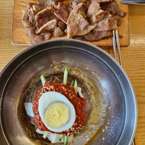 육쌈냉면 사진
