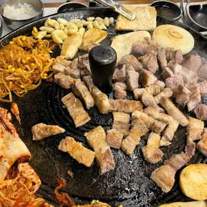 싹쓰리솥뚜껑김치삼겹살 사진