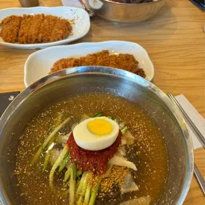 매콤돈까스 칡불냉면 사진
