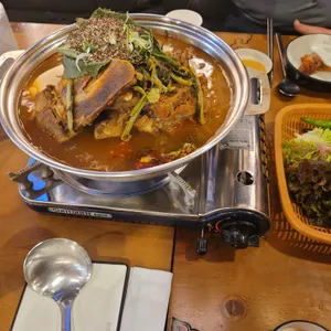 족발야시장 무청감자탕 사진
