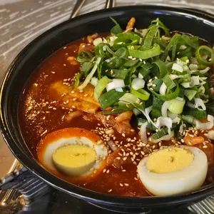 닭발굽는청년 사진