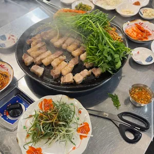 할매 솥뚜껑 삼겹살 사진