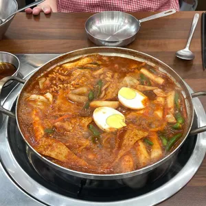 떡볶이에 밥볶아 사진