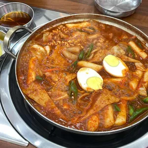 떡볶이에 밥볶아 사진