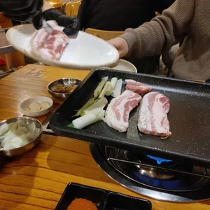 24시 김치찌게 삽겹살 고기차차 사진