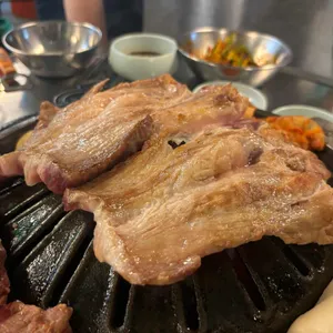 넙딱집 사진