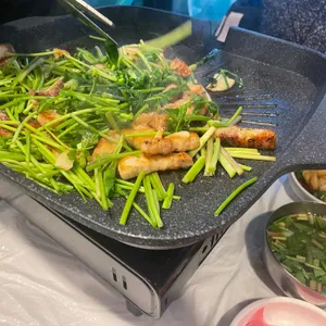 풀뜯는돼지 사진