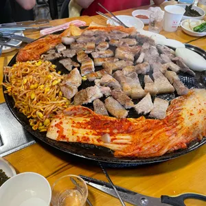 싹쓰리 솥뚜껑 김치삼겹살 대표 사진
