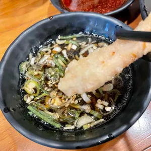 동천홍 사진