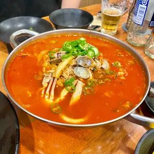 동천홍 사진