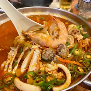 동천홍 사진