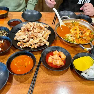 동천홍 사진