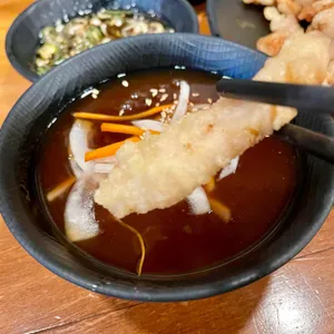 동천홍 사진