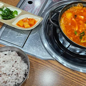 24시 누름돌 김치찌개 돈까스 사진