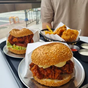 캔플라이치킨버거 사진