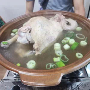 해물밭에 노는 닭 사진
