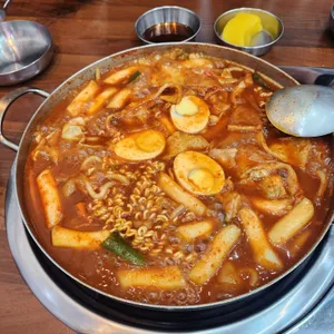 떡볶이에 밥볶아 사진