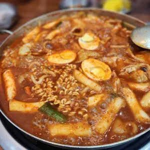 떡볶이에 밥볶아 사진