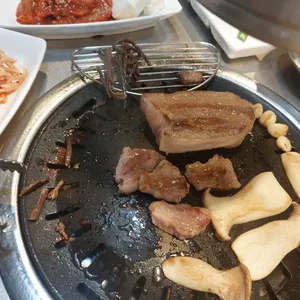 두툼한고깃집 사진