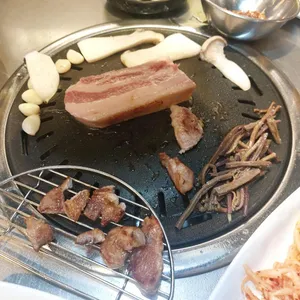 두툼한고깃집 사진