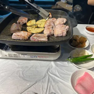 풀뜯는돼지 사진