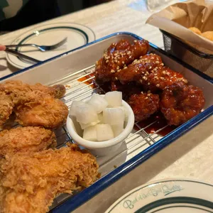 BBQ치킨 빌리지 사진