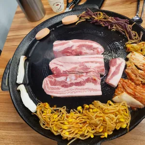 황고집 솥뚜껑 삼겹살 사진