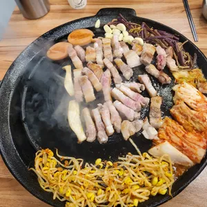 황고집 솥뚜껑 삼겹살 사진